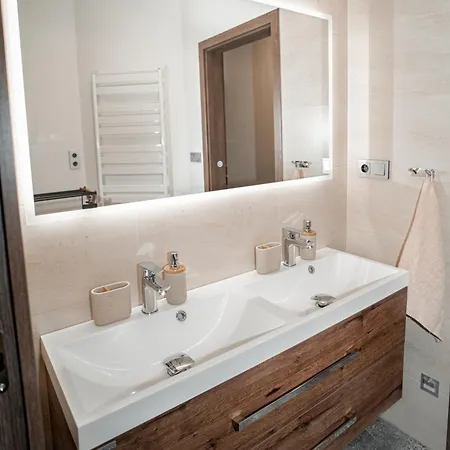 公寓 Apartmanovy Dum Sklipek 特鲁特诺夫